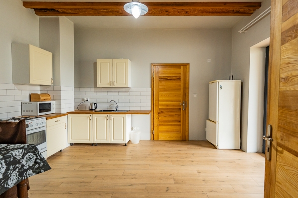 Wspólna kuchnia z jadalnią dla gości