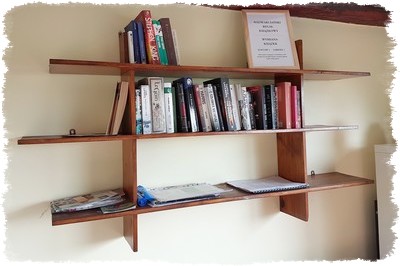 Nadwarciański regał książkowy